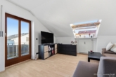 Wohnzimmer - Helle Dachgeschosswohnung mit großem Balkon in ruhiger Lage in Germering – ideal für Singles und Paare