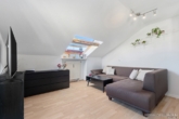 Wohnzimmer - Helle Dachgeschosswohnung mit großem Balkon in ruhiger Lage in Germering – ideal für Singles und Paare